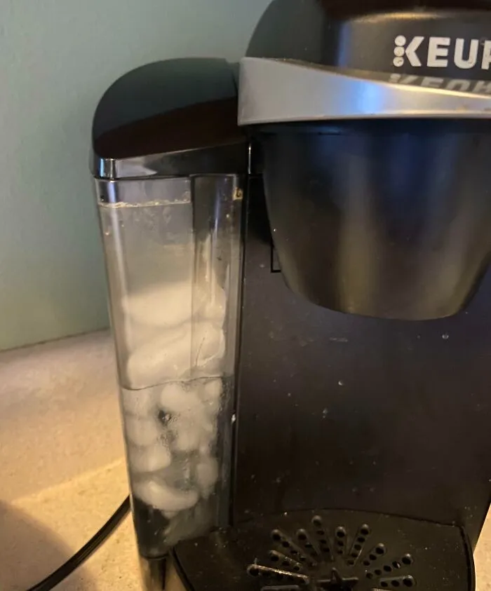 Máquina de café con depósito de agua lleno de hielo, un error común divertido de esposas, prometidas y novias.