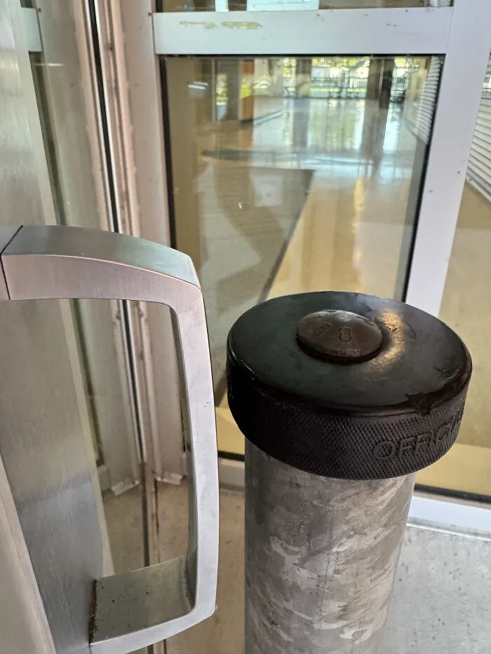 El tope de la puerta está alineado directamente con la manija, lo que provoca muchos dedos aplastados…