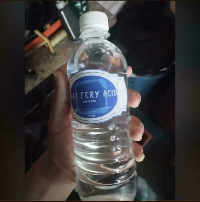 Ácido de batería que parece una refrescante botella de agua