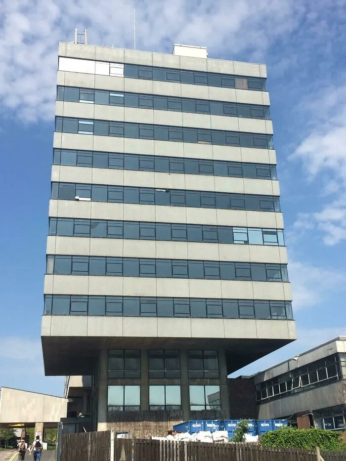 Este "edificio de ingeniería" en mi universidad, que fue diseñado tan mal que se consideró inseguro para su uso y ahora está abandonado.