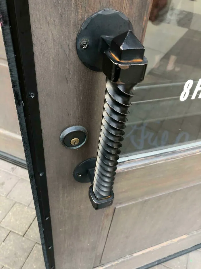 Los bordes de esta manija de puerta son afilados, por lo que lastima la mano al abrirla.