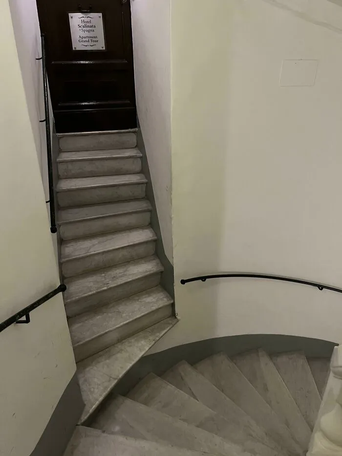 La escalera de mi habitación de hotel simplemente acaba así