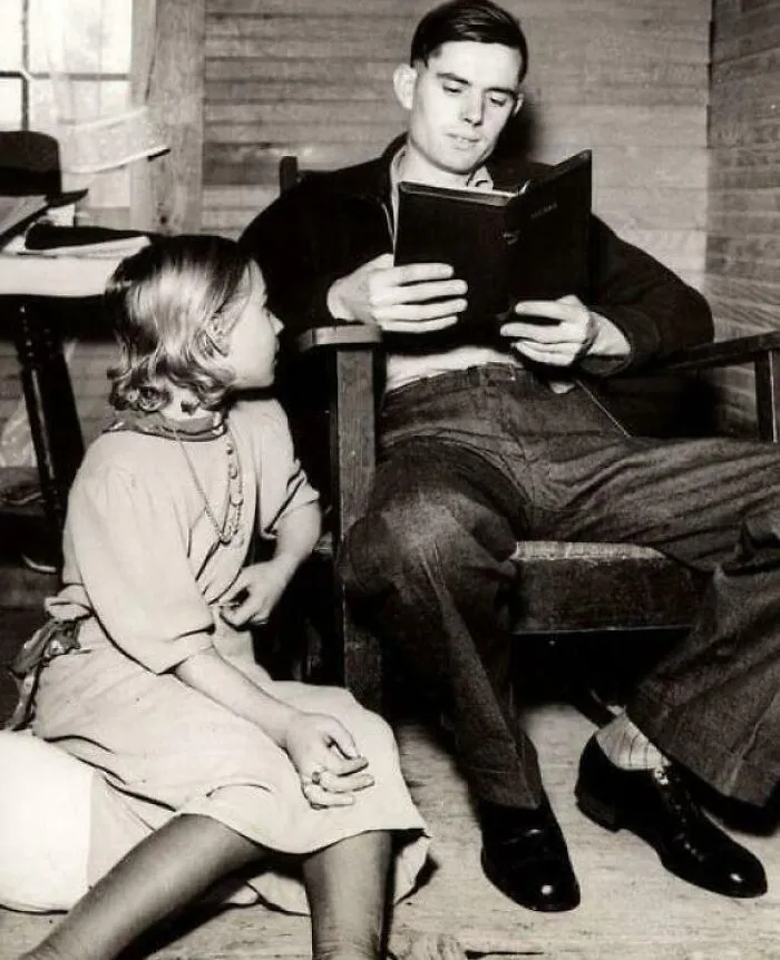 Charlie Johns, de 22 años, le lee la Biblia a su esposa de 9 años, Eunice Winstead. Se casaron en 1937 y tuvieron 9 hijos juntos.