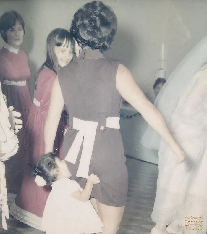 Tengo unos 2 o 3 años en esta foto. Estábamos en la boda de un amigo de la familia. Al parecer, mi madre se divertía bailando y no me prestaba atención. La mordí en el trasero; según la leyenda, le hice sangre.