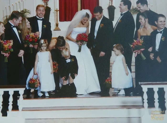 Éramos mi hermano y yo en la boda de nuestra tía. Le quedaban grandes los pantalones, pero pensamos que estaría bien.
