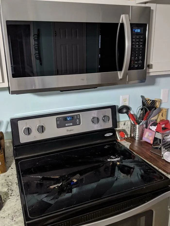 Estufa con vidrio quemado y cocina dañada en una cocina moderna, error costoso visible en electrodomésticos.
