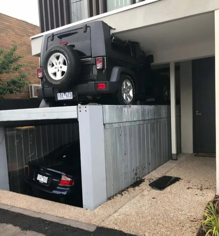El coche de abajo está inundado. El de arriba está destrozado.