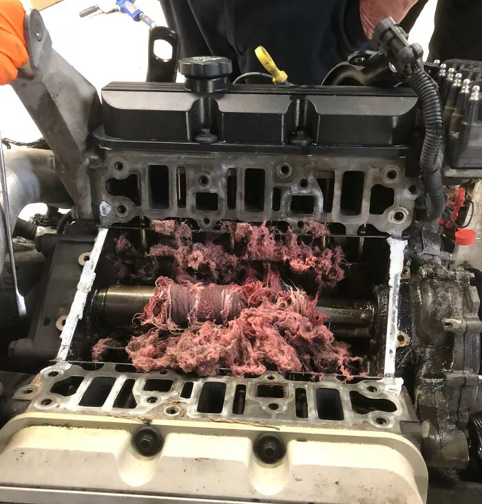 Un trapo quedó en el motor después de las reparaciones y quedó hecho trizas
