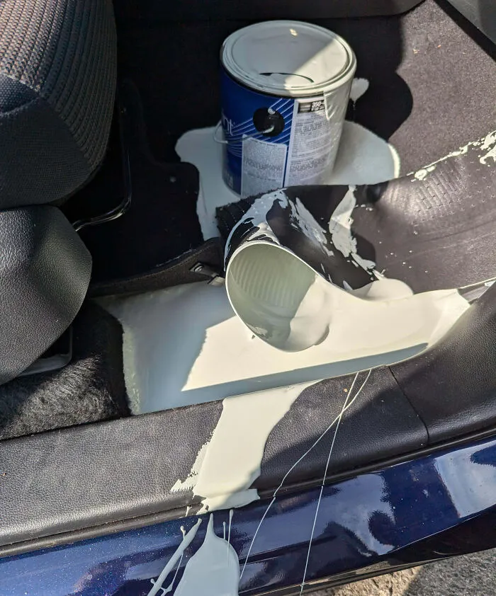 El vendedor de pintura no cerró la lata correctamente