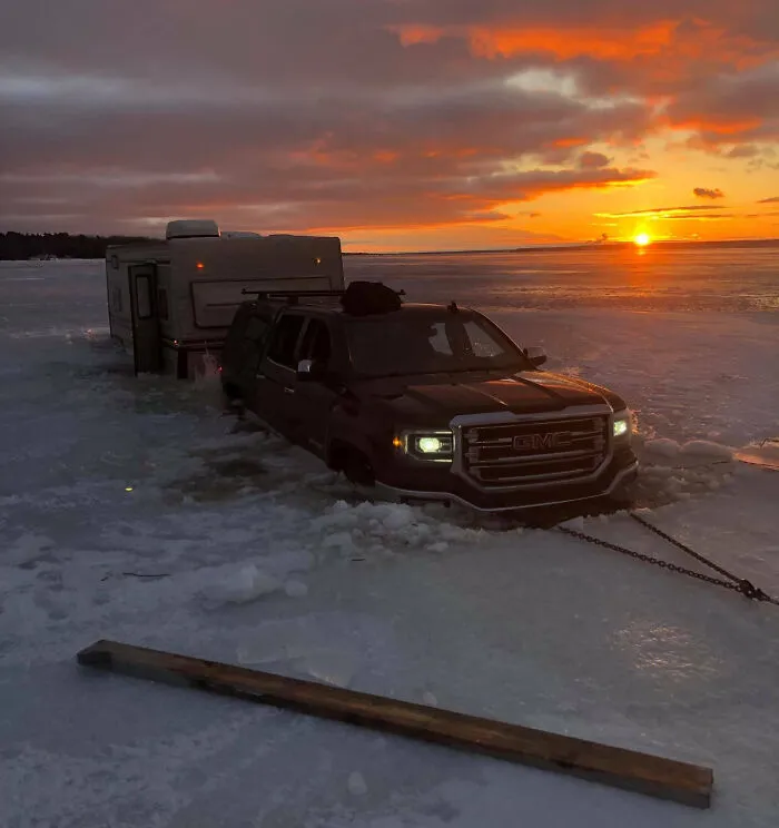 ¿Qué podría salir mal si conduzco mi costosa camioneta GMC con caravana sobre hielo demasiado delgado para soportar el peso?