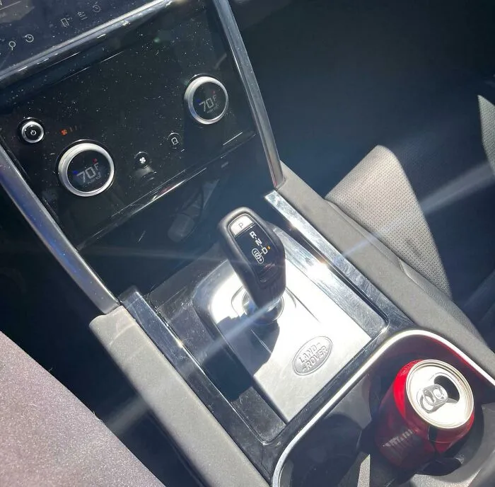 Si conduzco entre las 3:00 p.m. y la puesta del sol, me ciega el marco de la palanca de cambios de mi automóvil.