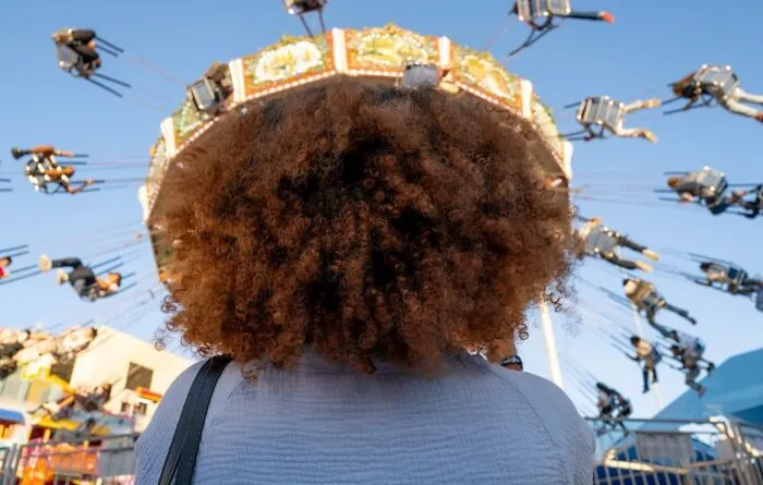 35 New And Captivating Street Photos That Showcase Life’s Unexpected Moments