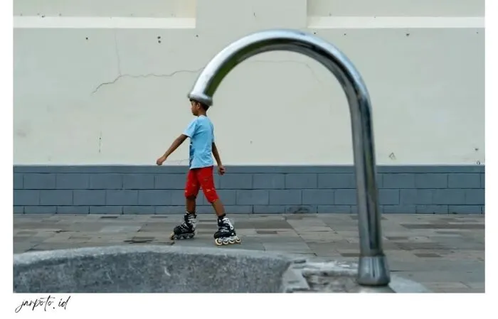 35 New And Captivating Street Photos That Showcase Life’s Unexpected Moments
