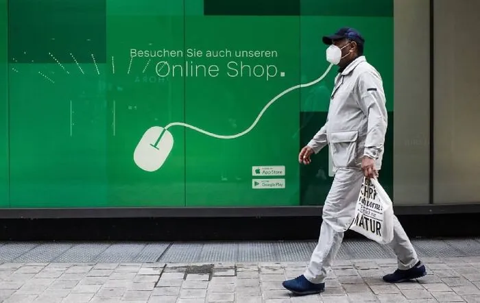 35 New And Captivating Street Photos That Showcase Life’s Unexpected Moments