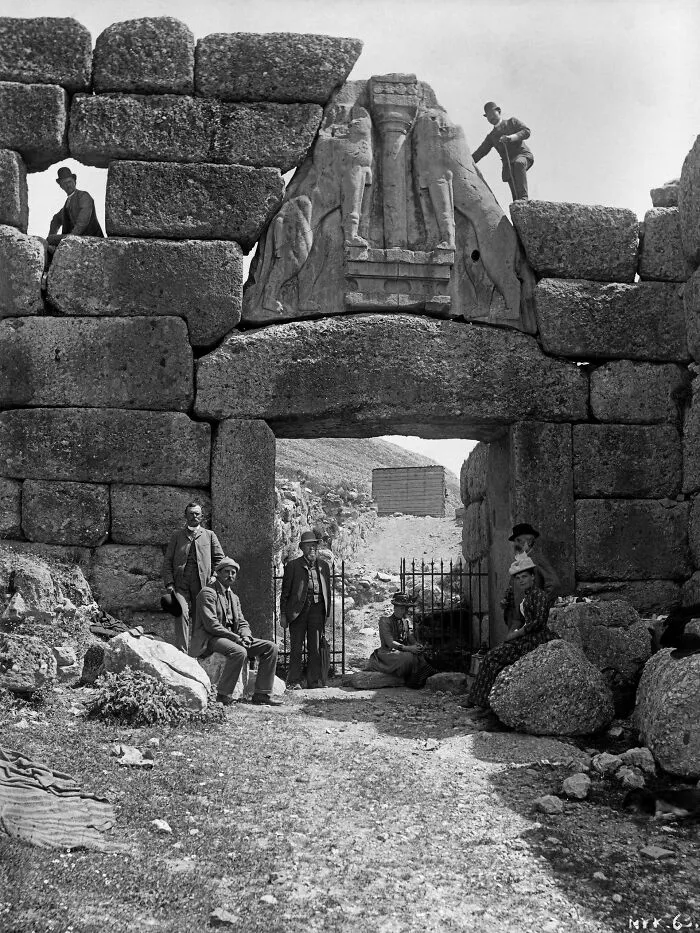 La Puerta de los Leones de Micenas (aprox. 1250 a. C.) en una fotografía de 1891.