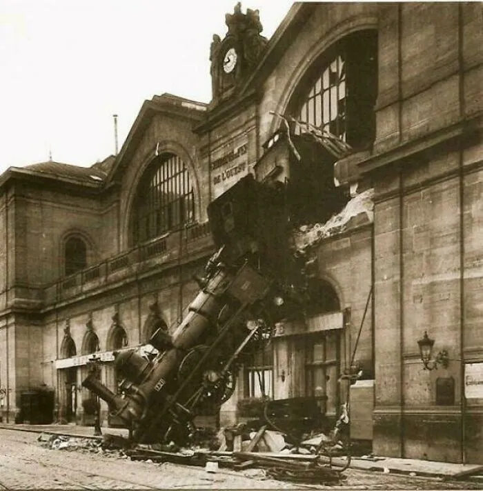 La estación de tren de Montparnasse en París, Francia, fue noticia mundial el 22 de octubre de 1895, cuando el Granville Express, con unos minutos de retraso, entró en la estación demasiado rápido y se estrelló contra el muro de la estación.