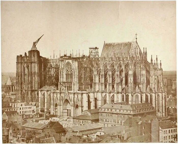 La catedral de Colonia es una catedral gótica, pero esta es una foto de 1855 de la iglesia aún en construcción.