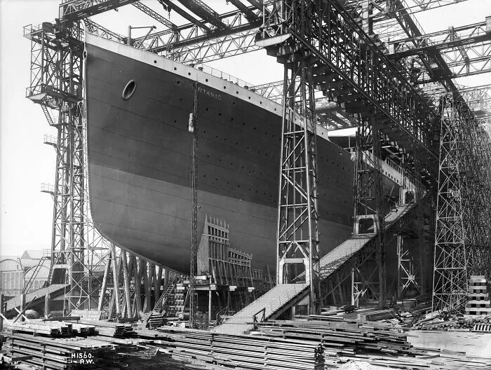 RMS Titanic en construcción (aproximadamente entre 1909 y 1911), en el astillero más grande del mundo, Harland & Wolff, en Belfast.