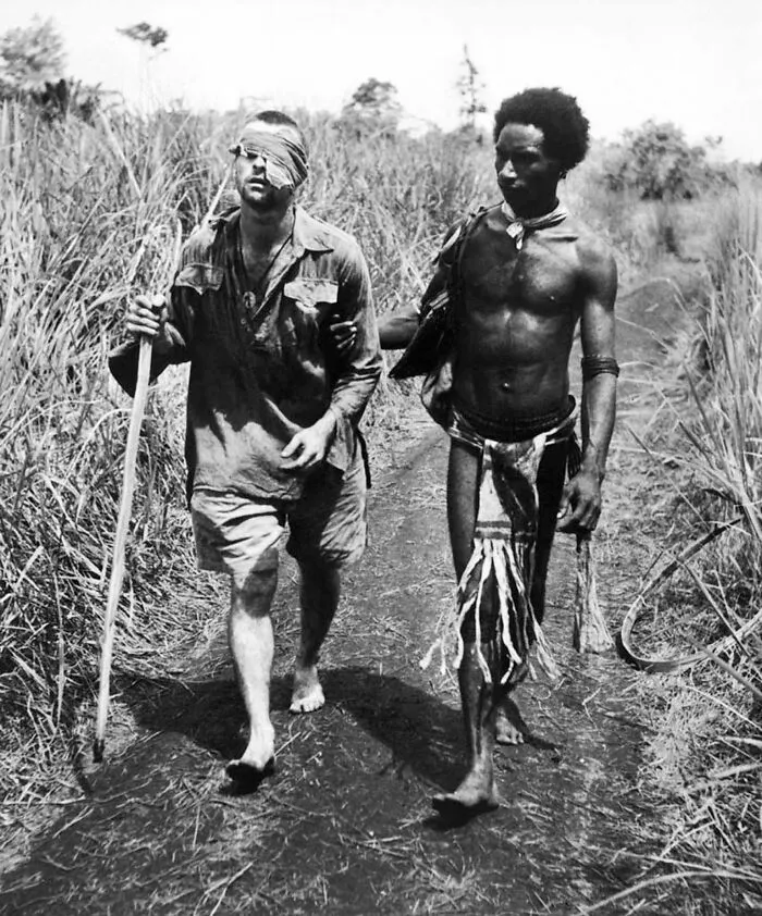 Un nativo de Papúa Nueva Guinea ayudando a un soldado australiano herido en 1942. Fueron fundamentales para guiar y salvar la vida de muchos militares australianos.