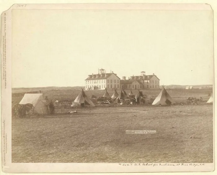 Escuela indígena, Pine Ridge, Dakota del Sur, 1881. Los sioux lakota acamparon ahí para estar cerca de sus hijos.