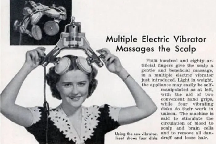 Mujer usando un vibrador eléctrico vintage para masajes en el cuero cabelludo, producto antiguo que ahora parece extraño.