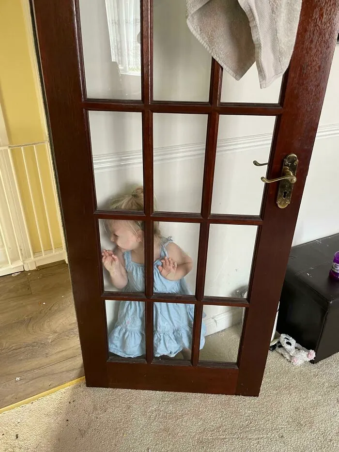 Jugar al escondite con una niña pequeña siempre es una emoción