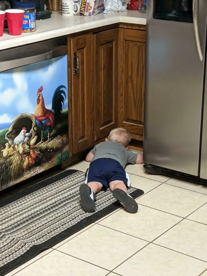 Si miras con atención, puedes ver a mi hijo escondiéndose de mí.