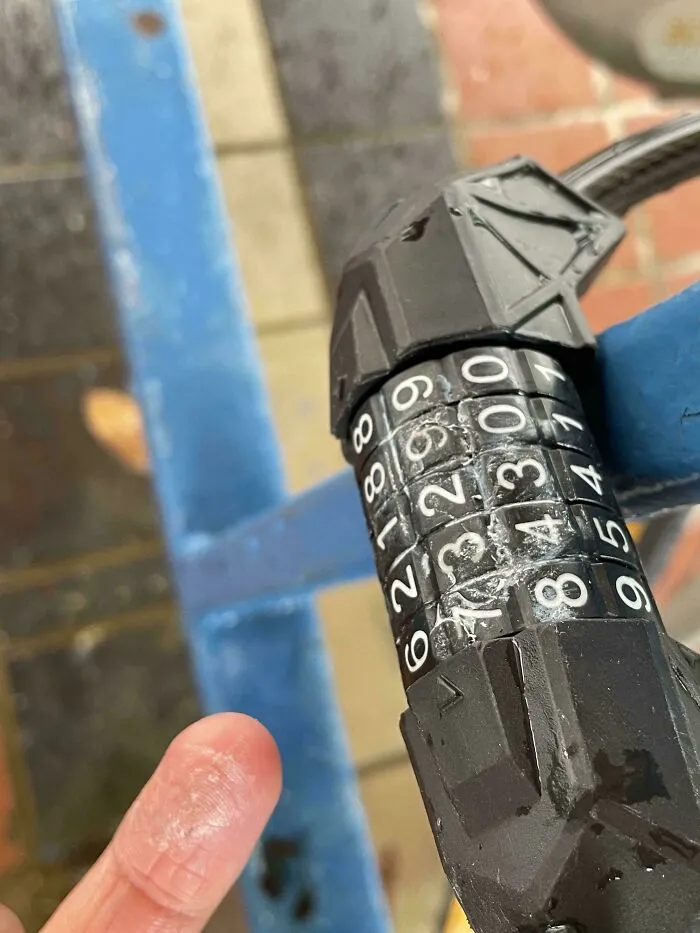 Alguien pegó con cola el candado de mi bicicleta y ahora no puedo abrirla
