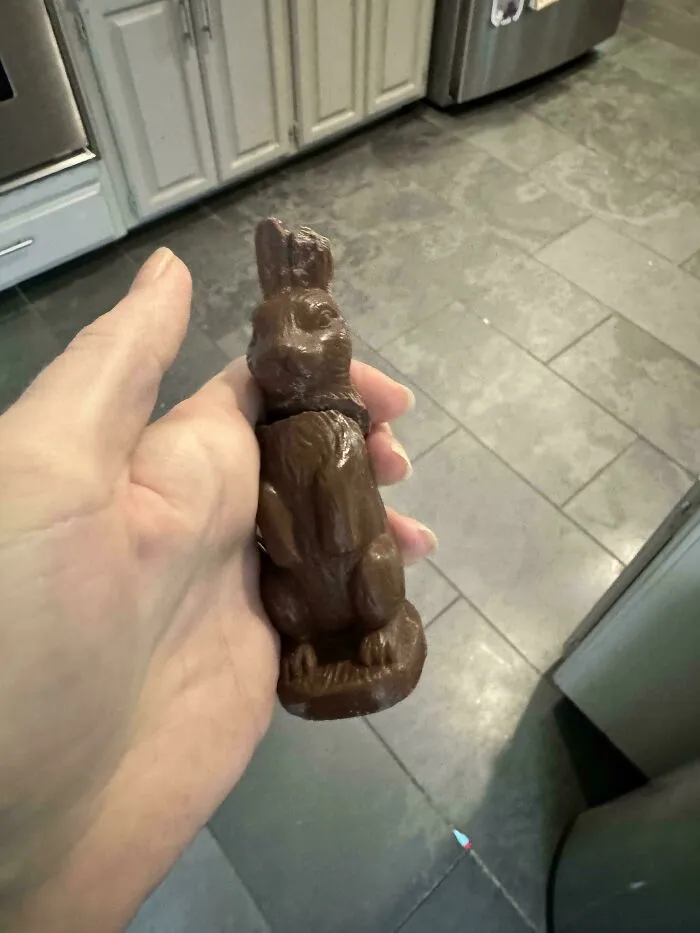 Mi hija recibió este conejito de Pascua. Estaba confundida porque no lo quería, así que le di un mordisco. Es jabón.