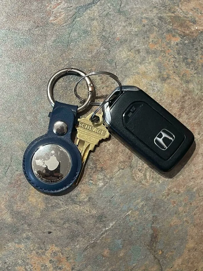 Estas llaves fueron encontradas en el bolsillo del abrigo "nuevo" que compré en Amazon.