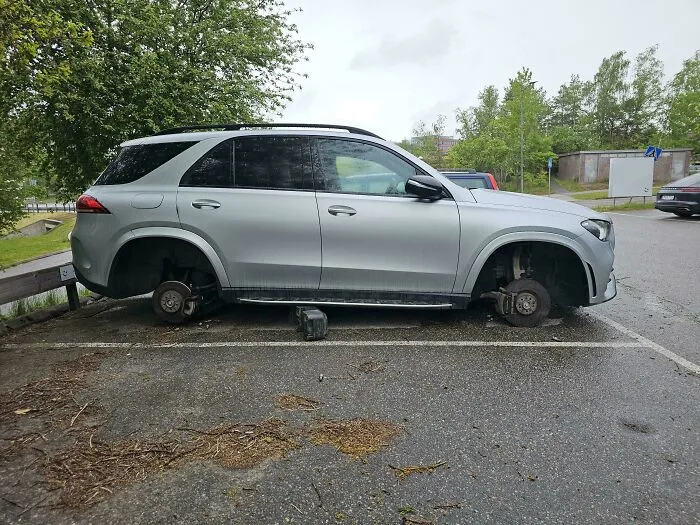 Salí del hotel para coger el coche y me lo encontré así