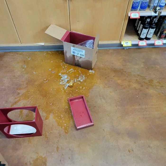 Acabo de romper una botella de coñac Remy Martin Louis XIII de 5000 dólares en el trabajo.