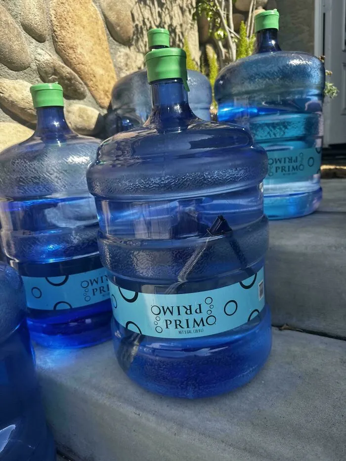 Una de nuestras botellas de agua selladas contiene un juego de pinzas metálicas.