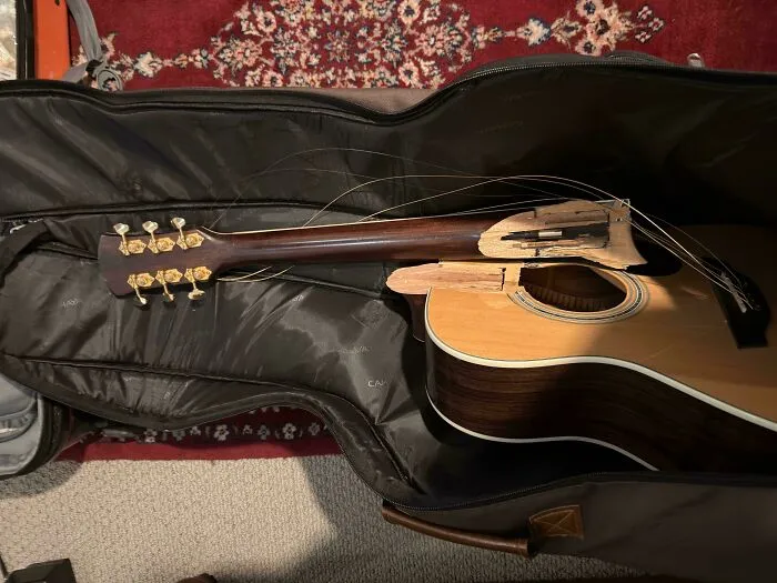 Me obligaron a facturar la guitarra en la puerta de embarque, la recuperé partida por la mitad.