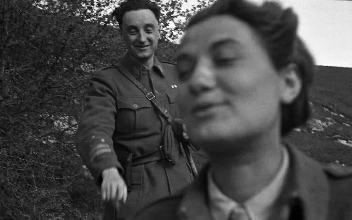 Selfie de una pareja de partisanos yugoslavos, todavía uniformados, el día de su boda, abril de 1945