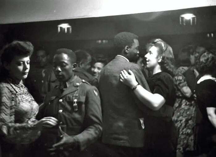 Soldados estadounidenses divirtiéndose en la pista de baile de un pub en Londres, Inglaterra, década de 1940.