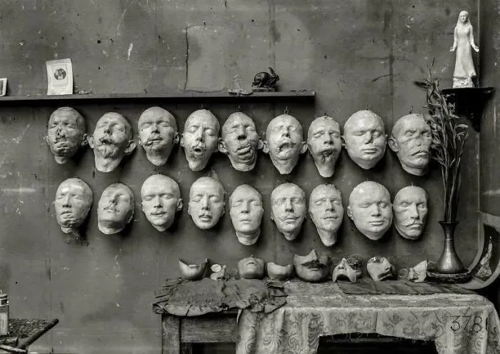 Máscaras que muestran diferentes etapas del trabajo realizado por la Sra. Anna Coleman Ladd, de la Cruz Roja Americana, para los soldados con rostros mutilados durante la Primera Guerra Mundial. Agosto de 1918, París, Francia.