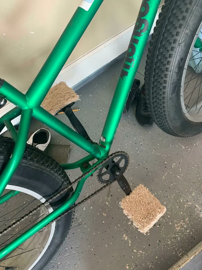 Mi hijo de 12 años modificó su bicicleta con alfombra para poder ir descalzo