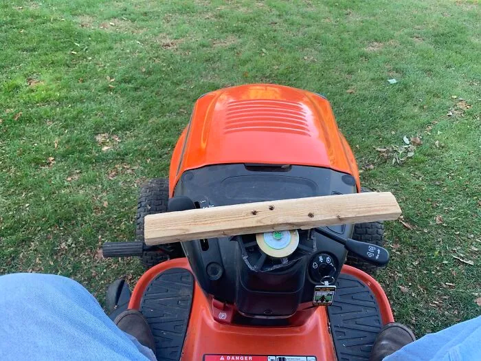 Se me rompió el volante, lo necesitaba para terminar el jardín. Por suerte, sé conducir con un palo.