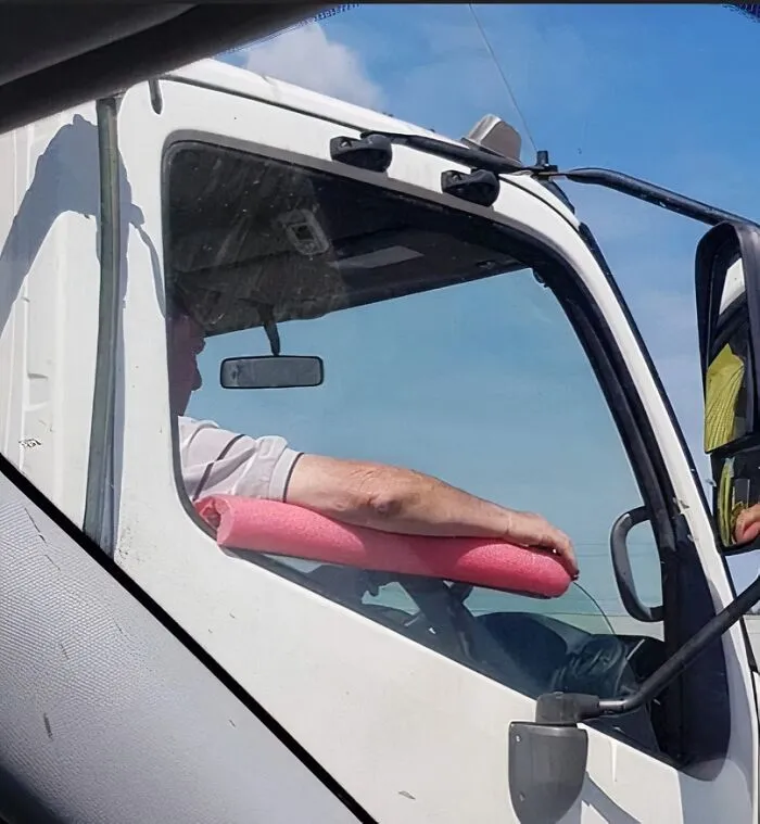 Corta un churro de piscina por la mitad para hacer un cómodo reposabrazos para la camioneta. De Australia.