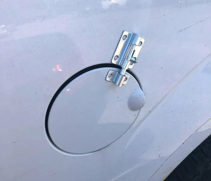 La tapa de la gasolina dejó de cerrar correctamente, así que se me ocurrió una solución