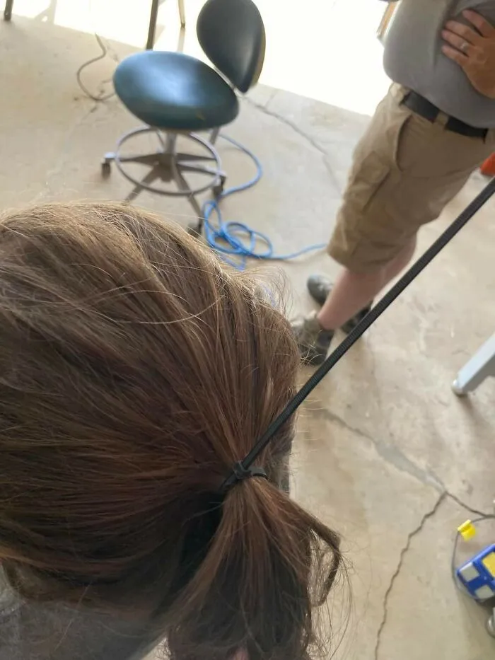 Mi hija quiere trabajar en el taller con papá. Necesita que le recojan el pelo. Truco para papás 101