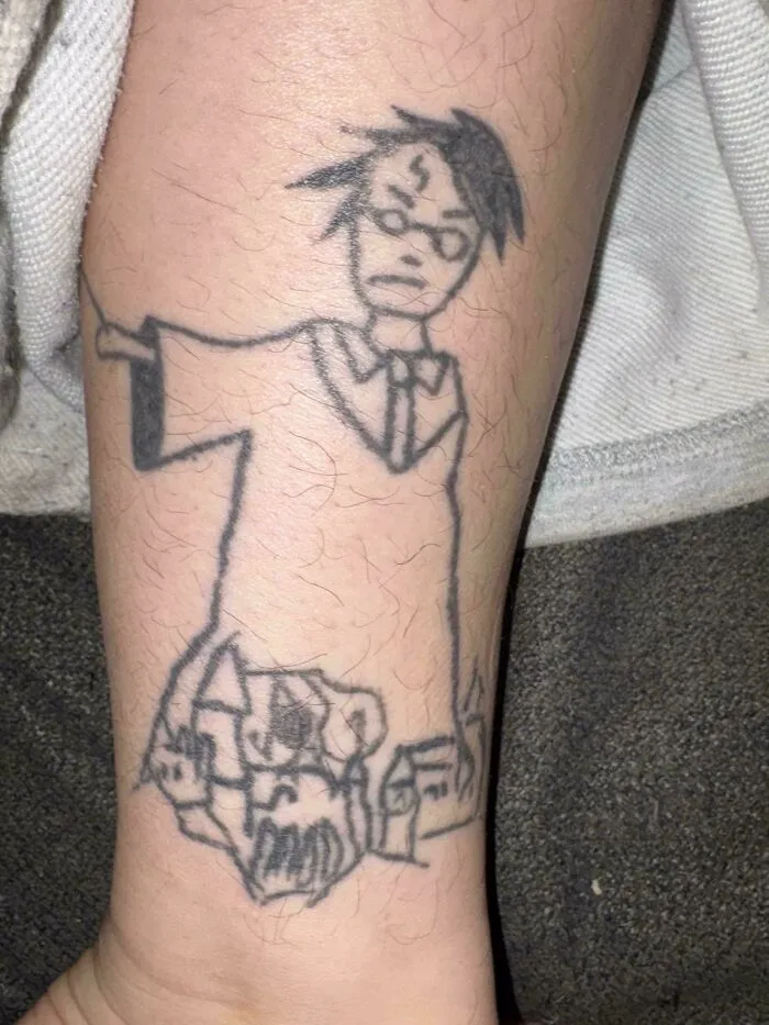 Un mal tatuaje de Harry Potter que me hice durante un episodio maníaco porque mi madre sustituyó mi medicación para el trastorno bipolar por vitaminas a mis espaldas.
