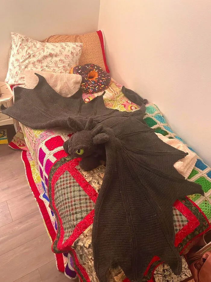 Amigurumi enorme de Toothless, me llevó un año