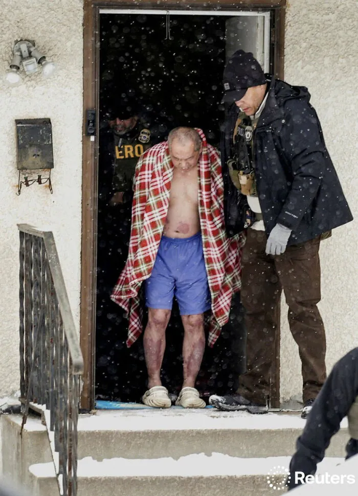 El ICE sacando de su casa a un anciano cubierto solo con una manta, con temperaturas de -15ºC