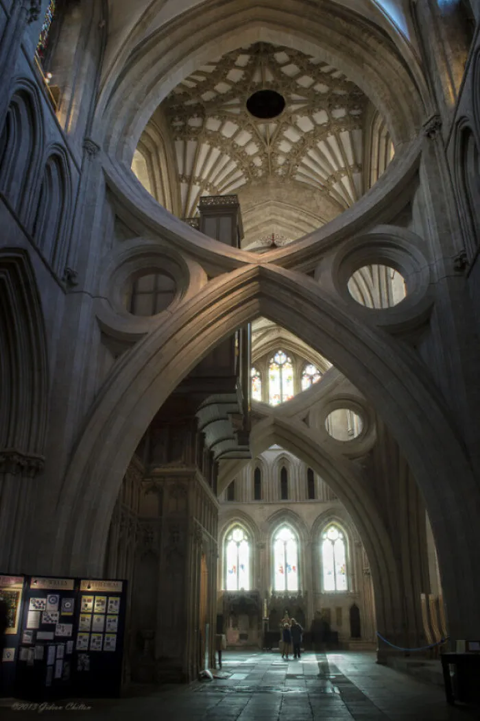 Se añadió un arco de tijera a la catedral de Wells en 1338 para redistribuir el peso de la torre.