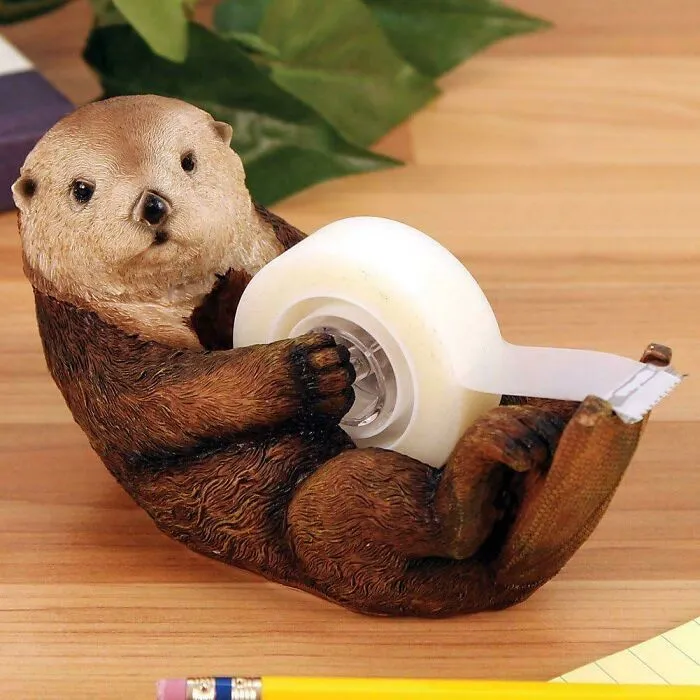 Este dispensador de cinta adhesiva en forma de nutria combina diversión y funcionalidad.