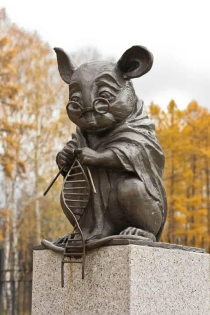 Un monumento en Rusia en honor a los ratones de laboratorio por su sacrificio en la investigación genética.