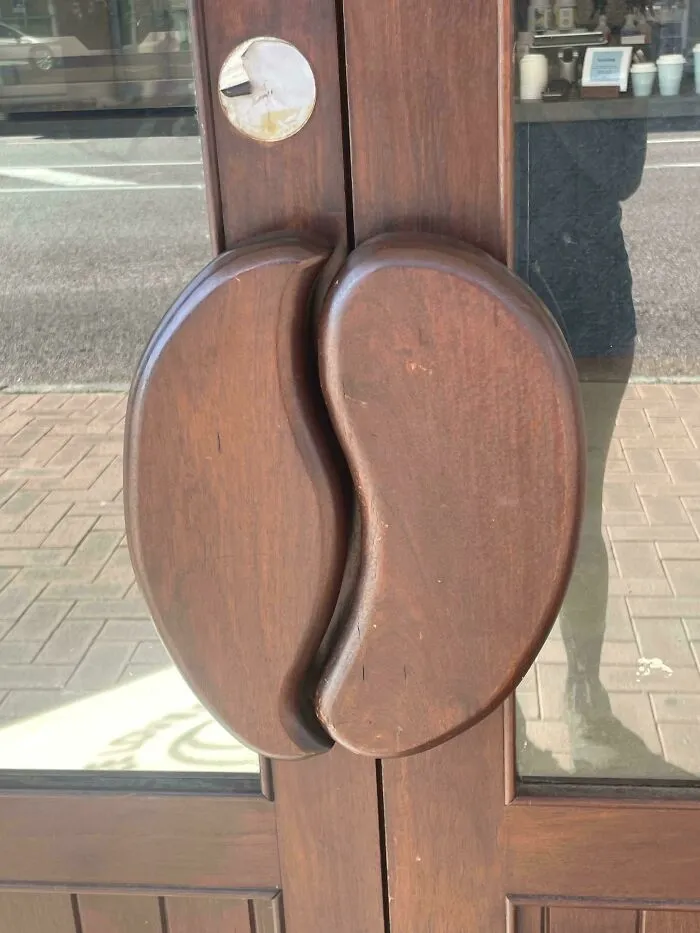 La manija de la puerta de la cafetería es un grano de café.