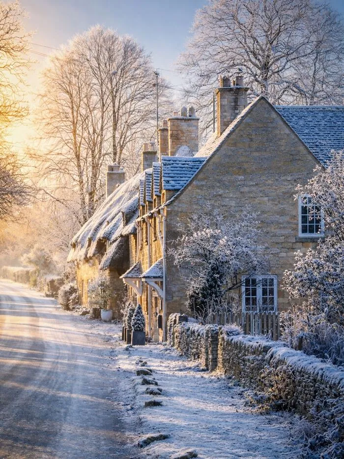 Stone Cottages With Slate Roofs And Thatched Roofs, Cotswolds Village Of Broadway, Worcestershire, England